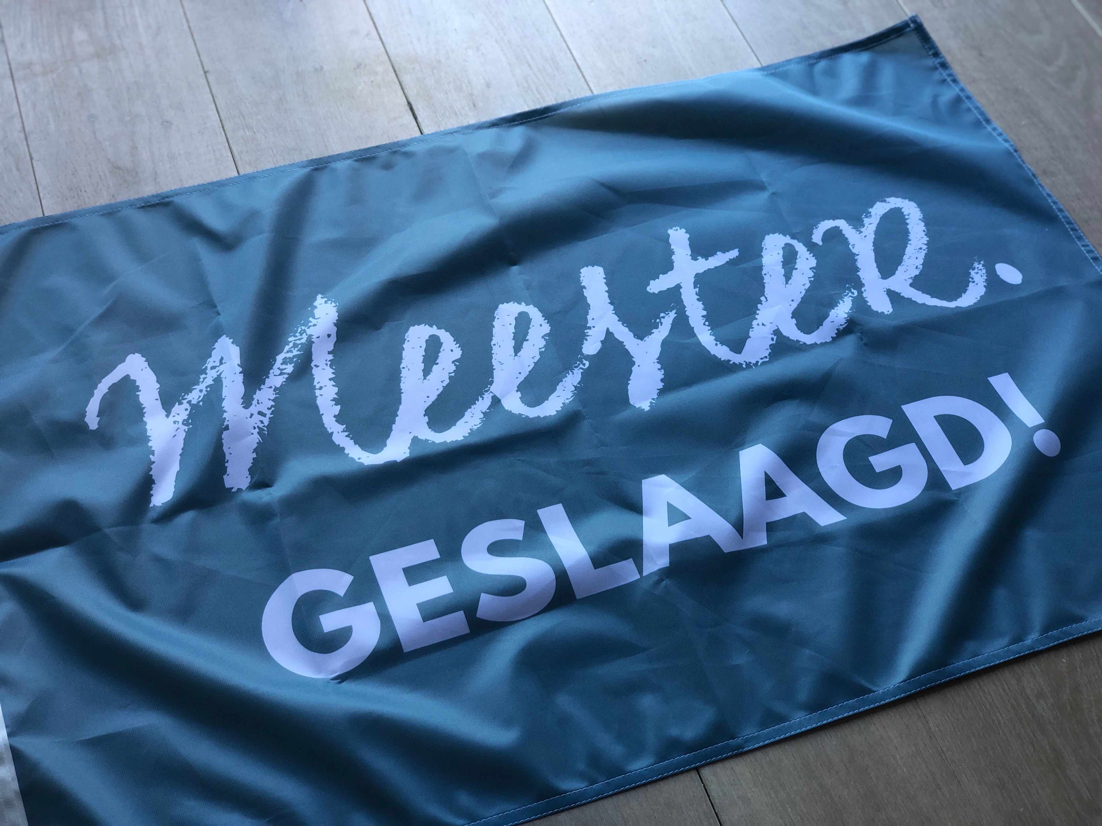 MEESTER. geslaagd vlag