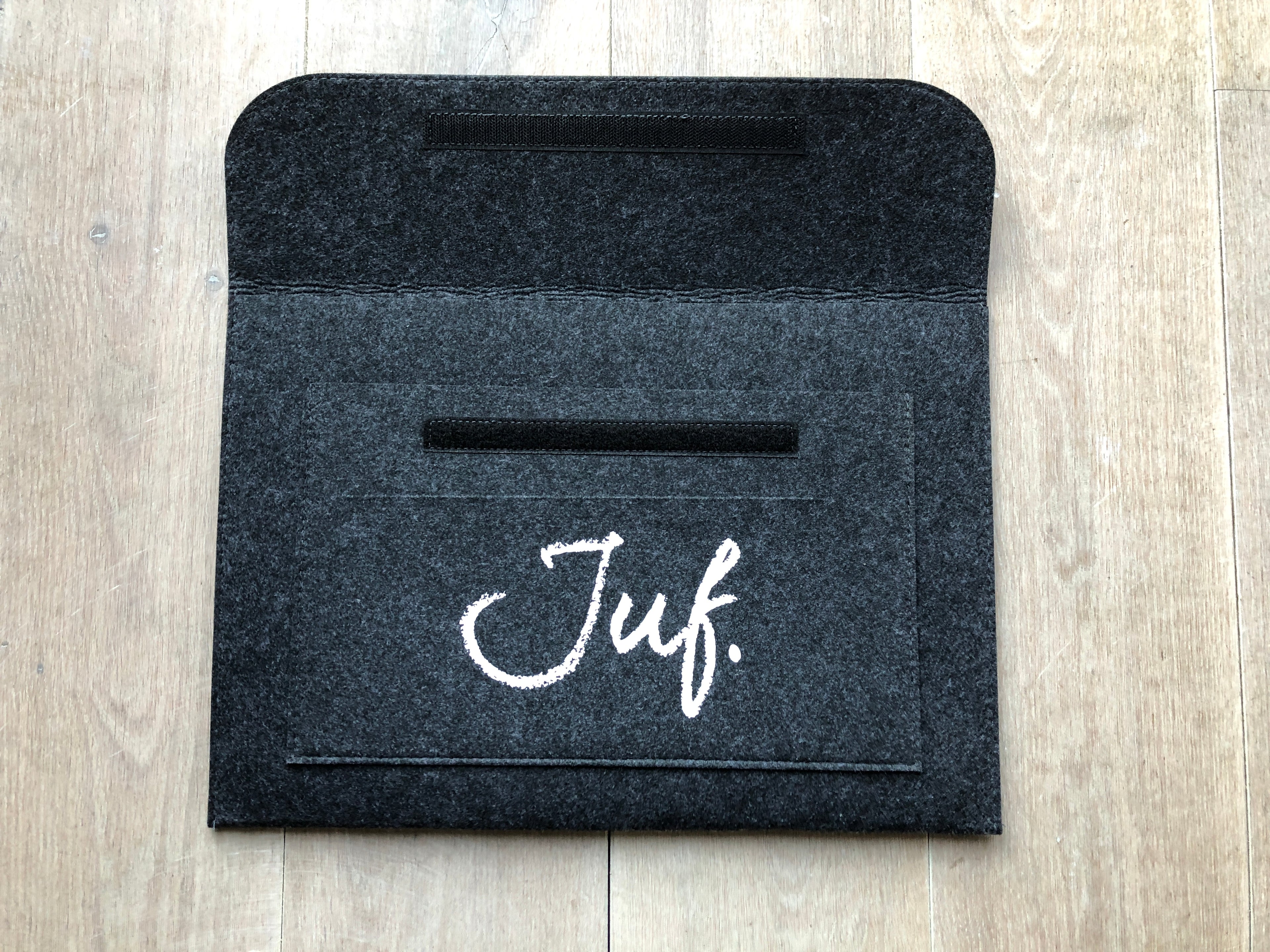 JUF. vilten laptophoes tot 15,6 inch
