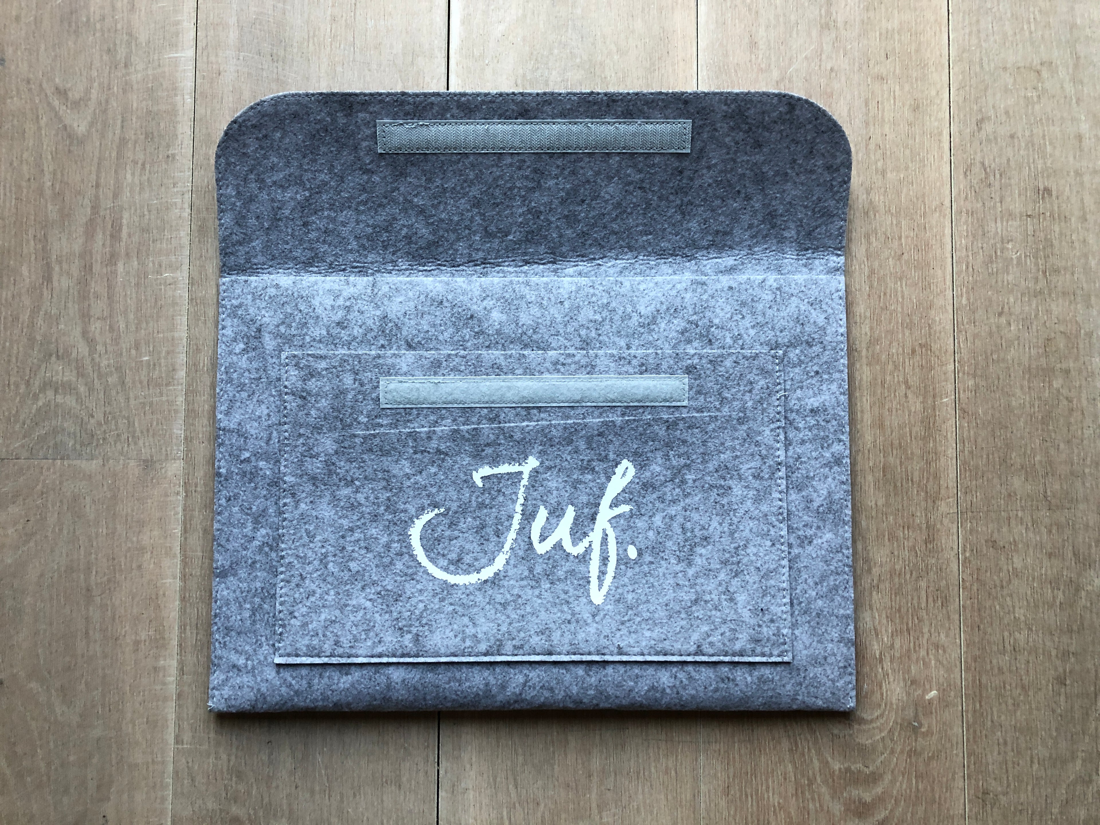 JUF. vilten laptophoes tot 15,6 inch