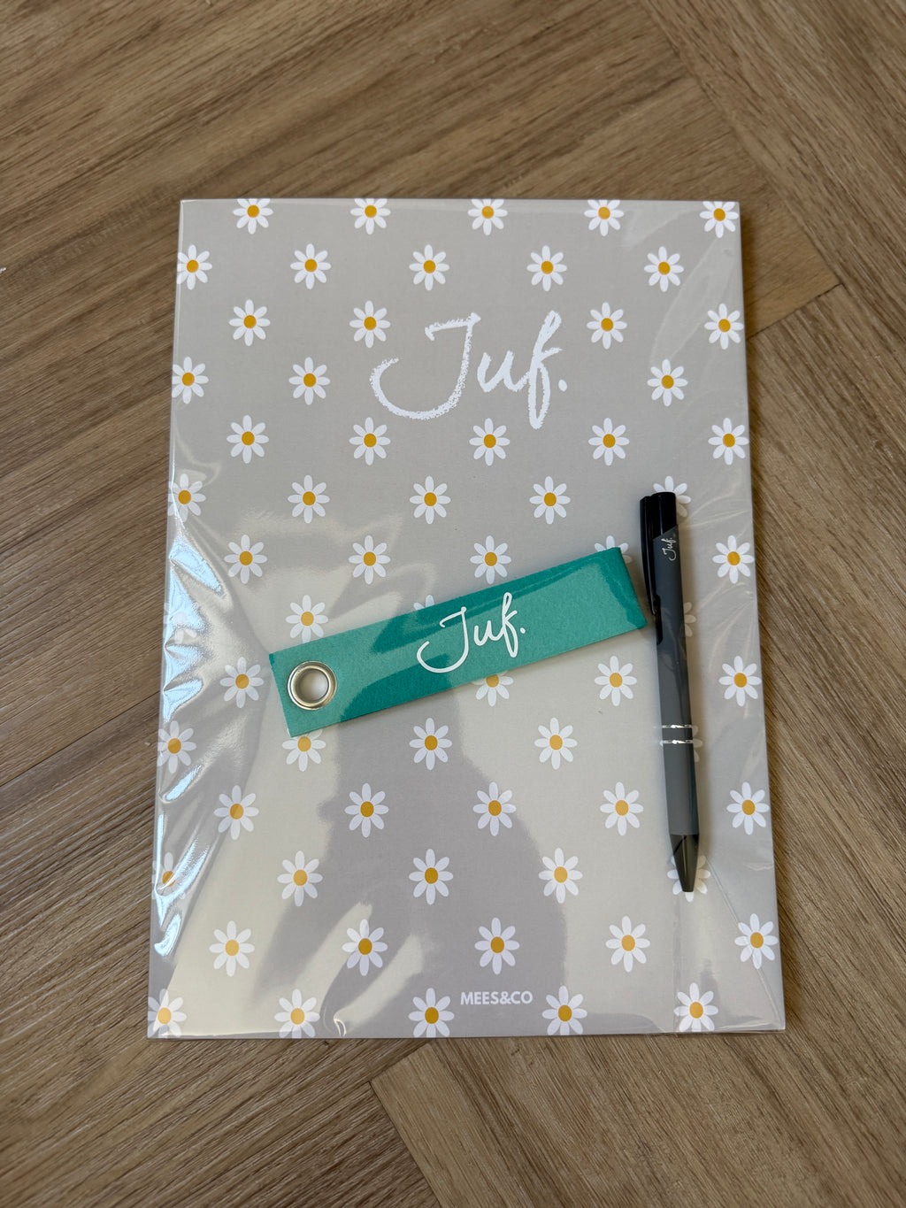 Cadeaupakket JUF. notitieblok + sleutelhanger + pen