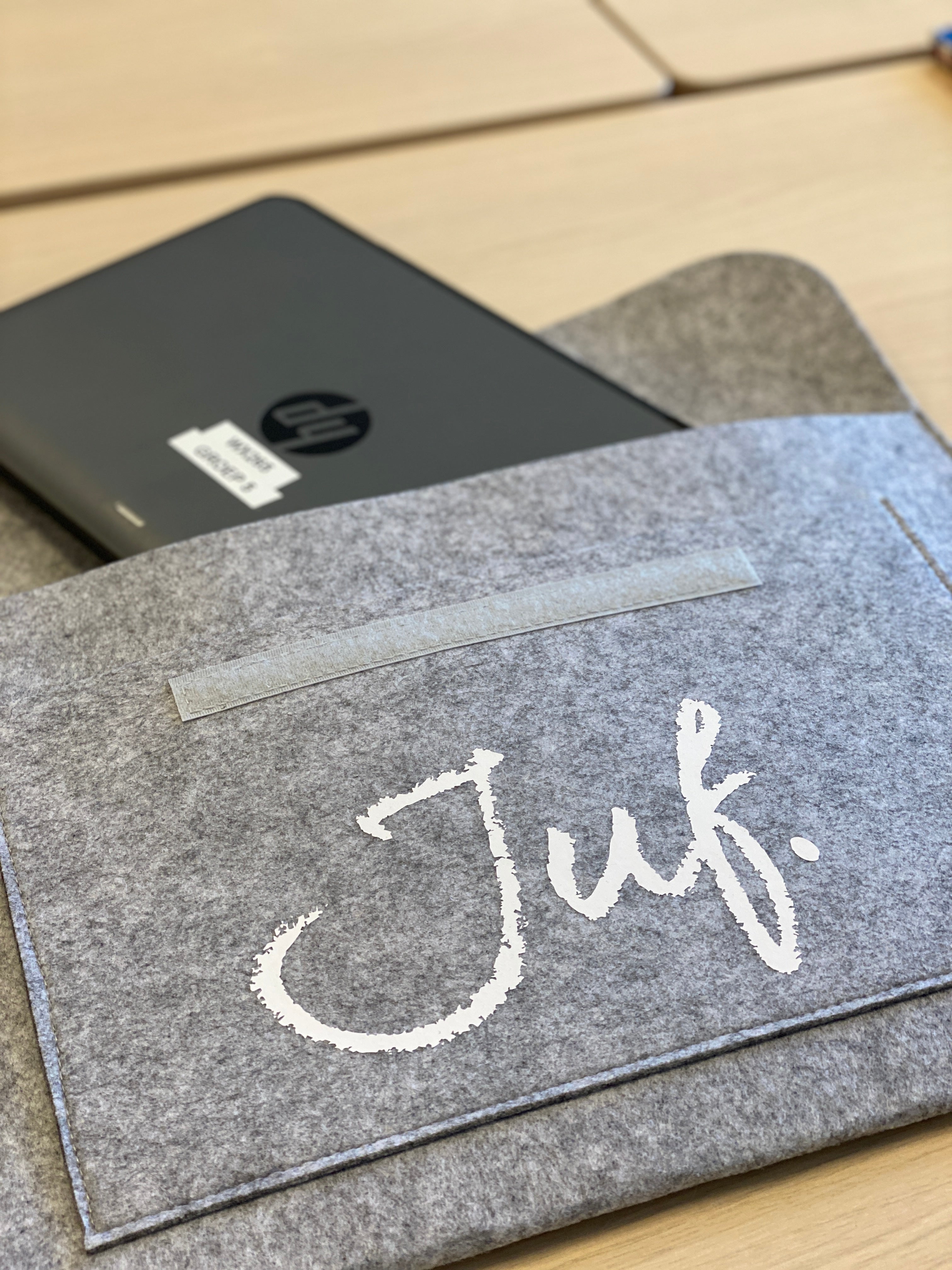 JUF. vilten laptophoes tot 15,6 inch