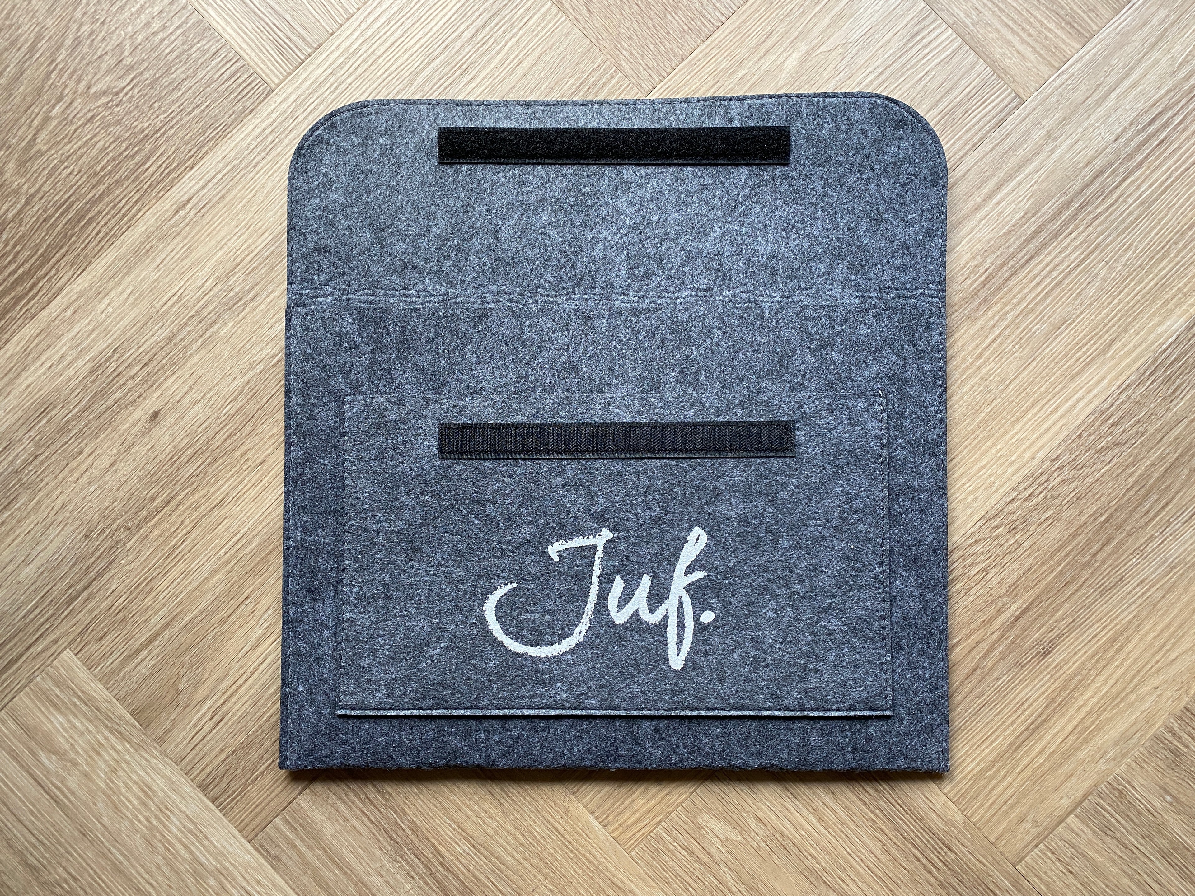 JUF. vilten laptophoes tot 15 inch