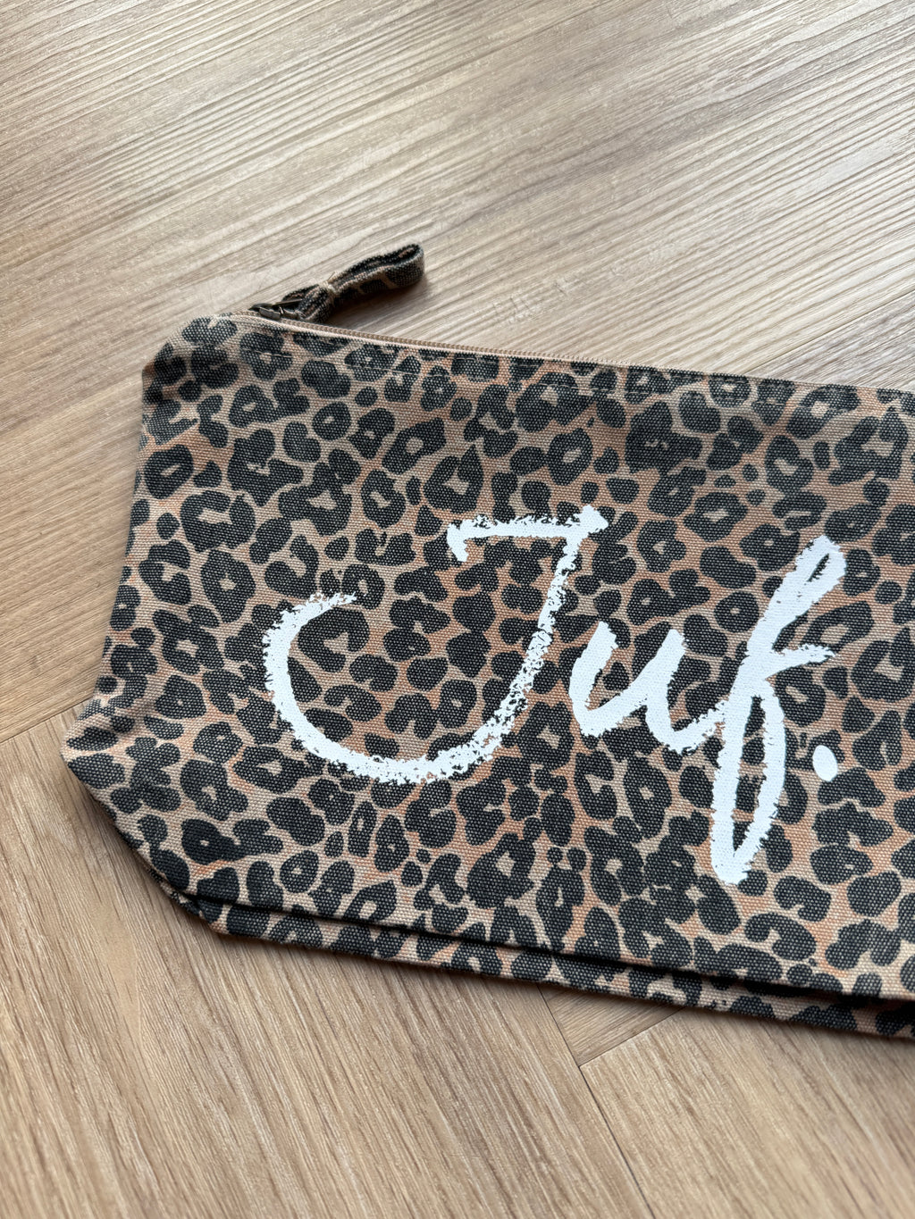 JUF. Luipaard Etui (krijt logo)