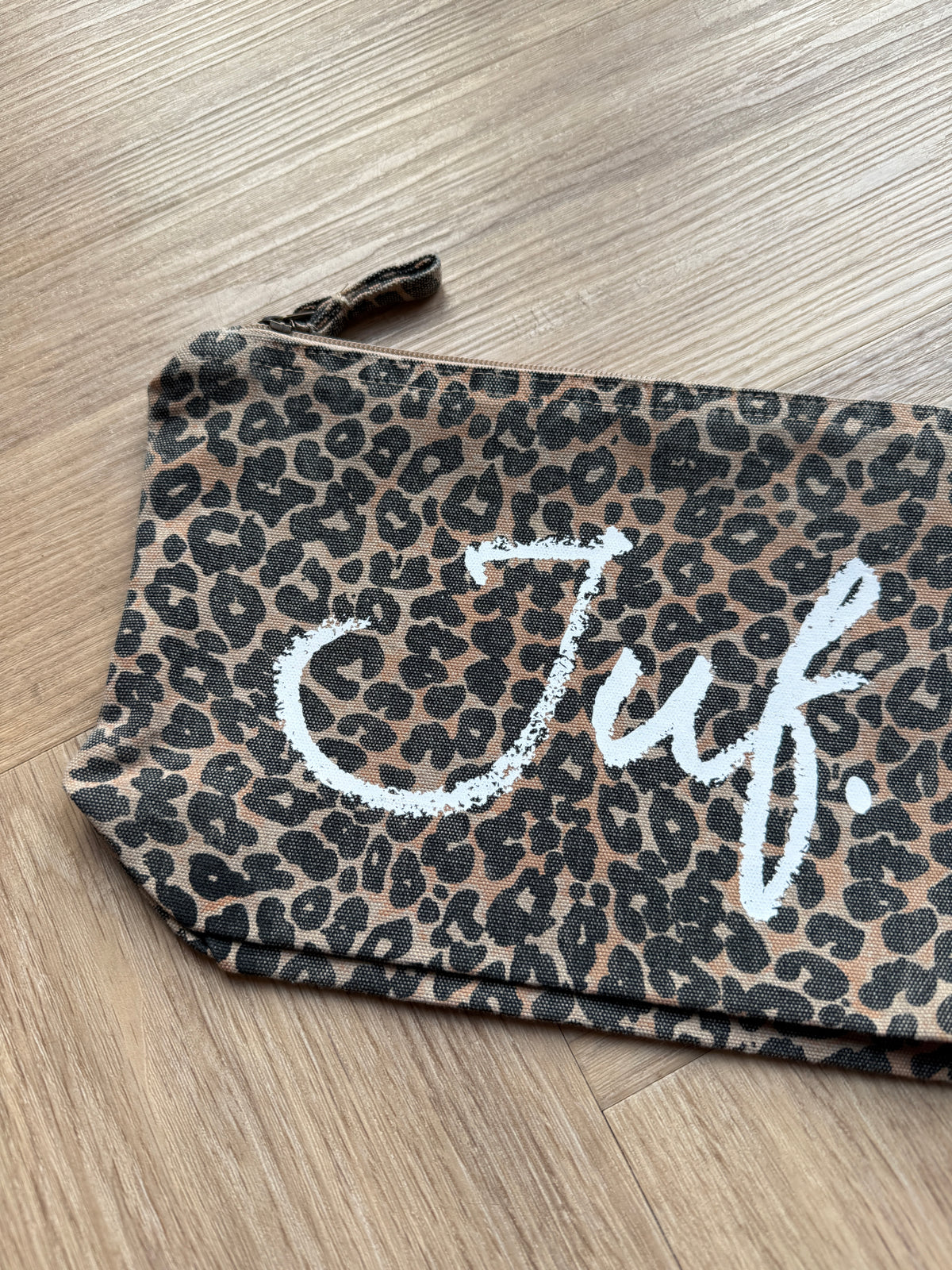 JUF. Luipaard Etui (krijt logo)